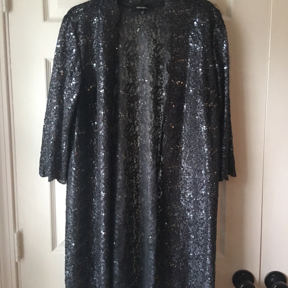Sparkle at your next party in this elegant 3-piece set.